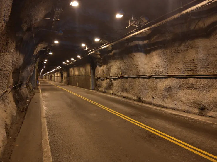 和平隧道。