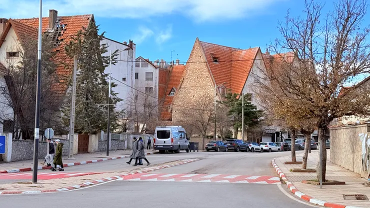 採用三角形陡峭屋頂的木屋