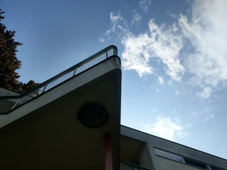 突出的露台像是船頭的甲板