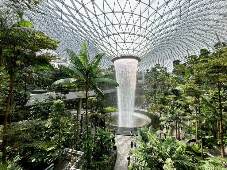 樟宜機場瀑布，猶如阿凡達世界。（圖片來源：辰心）