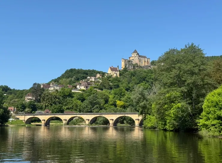 遠方的城堡和眼前的橋，是美麗的風景