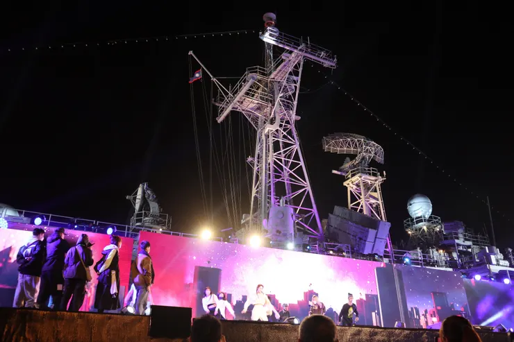 軍艦瞭望塔正下方的舞台