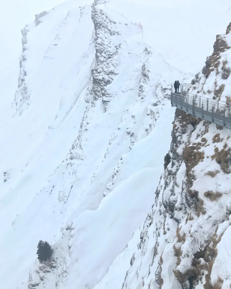 步道下是鏤空的懸崖