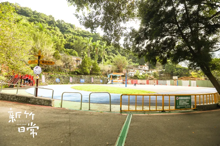 座落在山林間的內灣國小