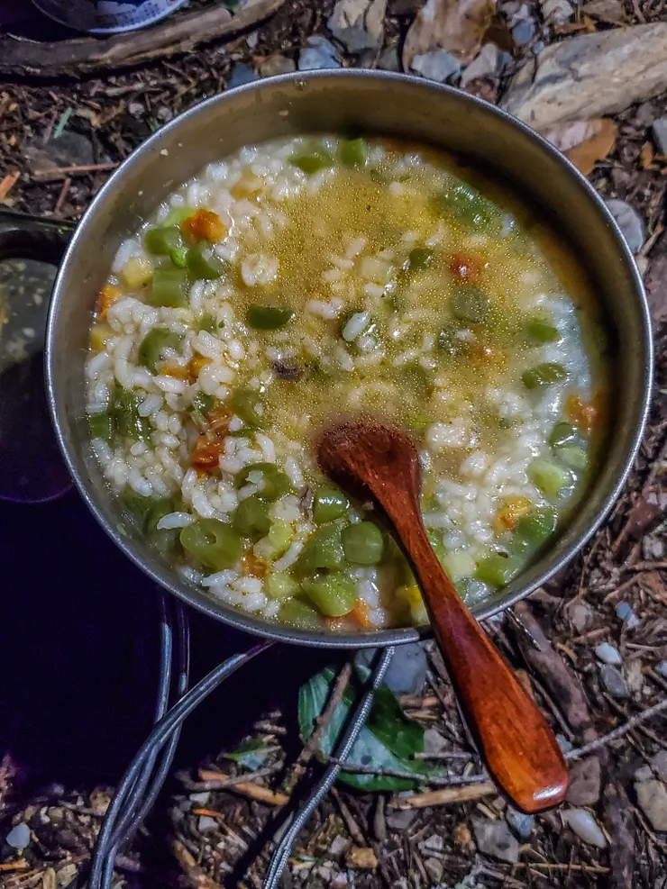 剛煮好雞肉蔬菜泡飯當晚餐便下起滂沱大雨，躲進朋友帳裡繼續吃飯，接著再煮紅豆湯當飯後點心。
