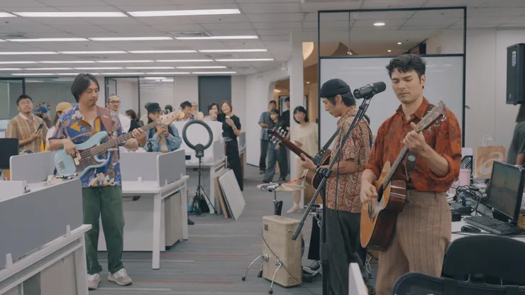 鳳小岳前進辦公室直接跟上班族面對面近距離接觸(照片來源:硬柿子工作室)