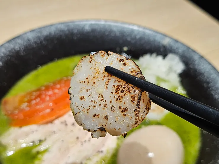 干貝炙燒的痕跡超美,端上桌時就有香甜氣息