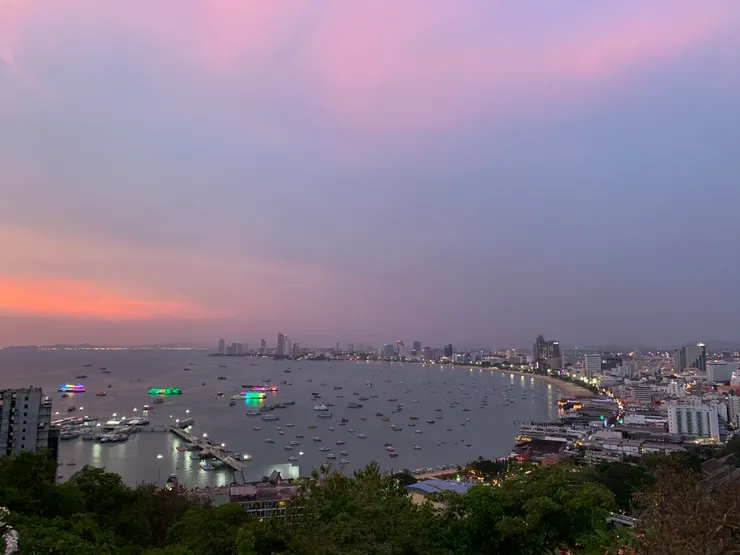 離大佛寺走路15分鐘的路程,可以到觀景台看芭達雅海灣美景
