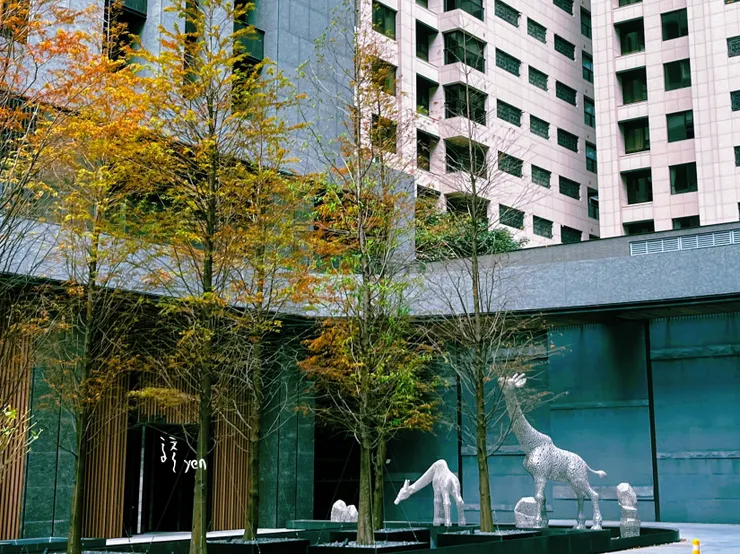 有些社區中庭對外敞開，可以看到裏頭的造景。如我個人很喜歡靠近同德六街這端，藝文一街側建築廣場的長頸鹿