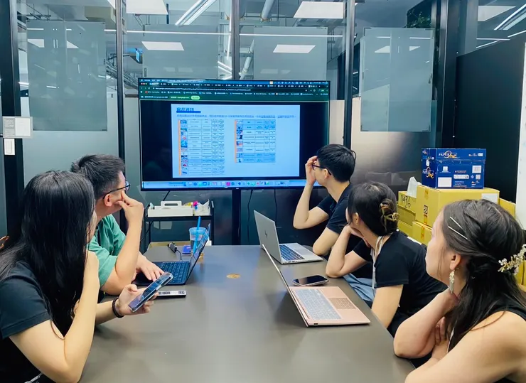 韓國光州設計週進度會議，負責人向大家說明簡報。