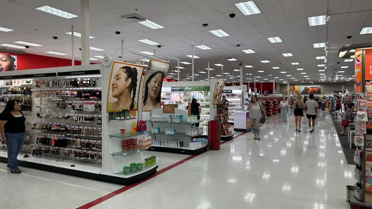 室內寬敞明亮、商品分區很清楚，文具、衣服、零食、化粧品、傢飾啥都有