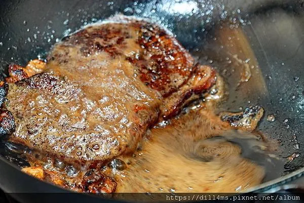 不斷地把奶油澆灑在牛排上，翻面，兩個循環