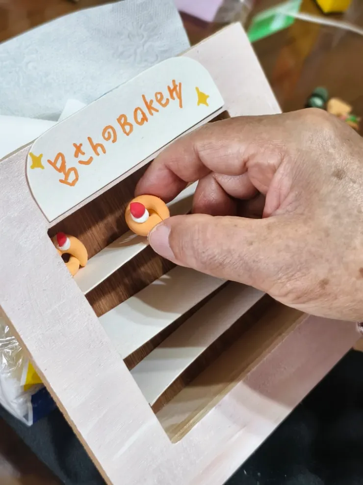 伯伯有時候會突然忘記自己要做什麼，這時只要溫柔地把他帶回當下就好