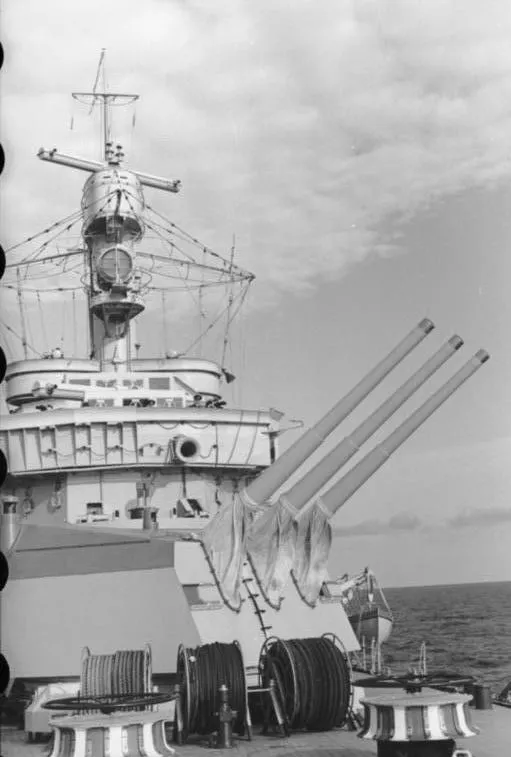 紐倫堡號的前炮塔，攝於1940年9月。