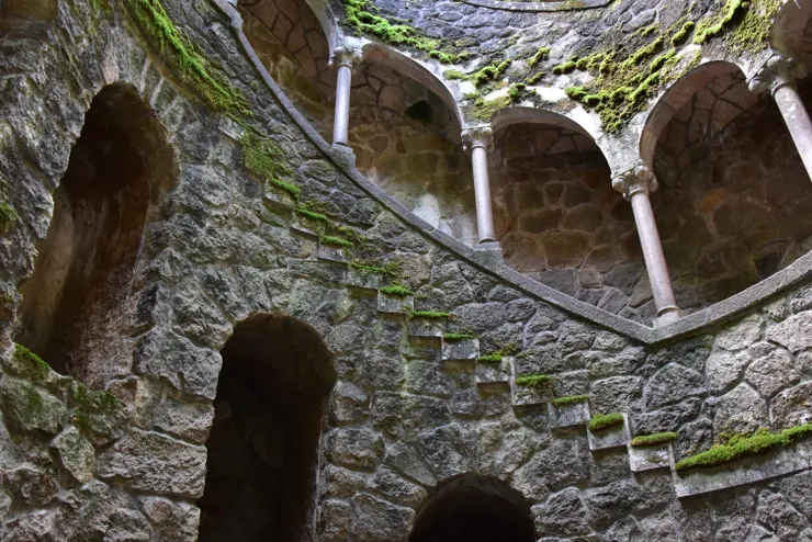 神秘的創始之井(Initiation Well),從上頭撒落的陽光,無法完全驅逐裏頭的潮濕陰暗。