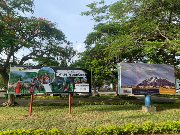 在吉力馬扎羅機場的外面，就豎立著兩大觀光財的廣告：吉力馬扎羅山和動物獵遊（safari）
