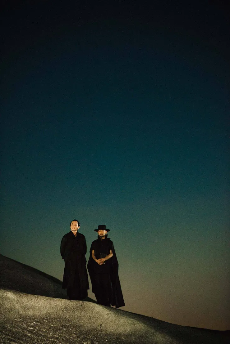 《百年孤寂》劇照，照片中演員為蕭東意與松島誠。