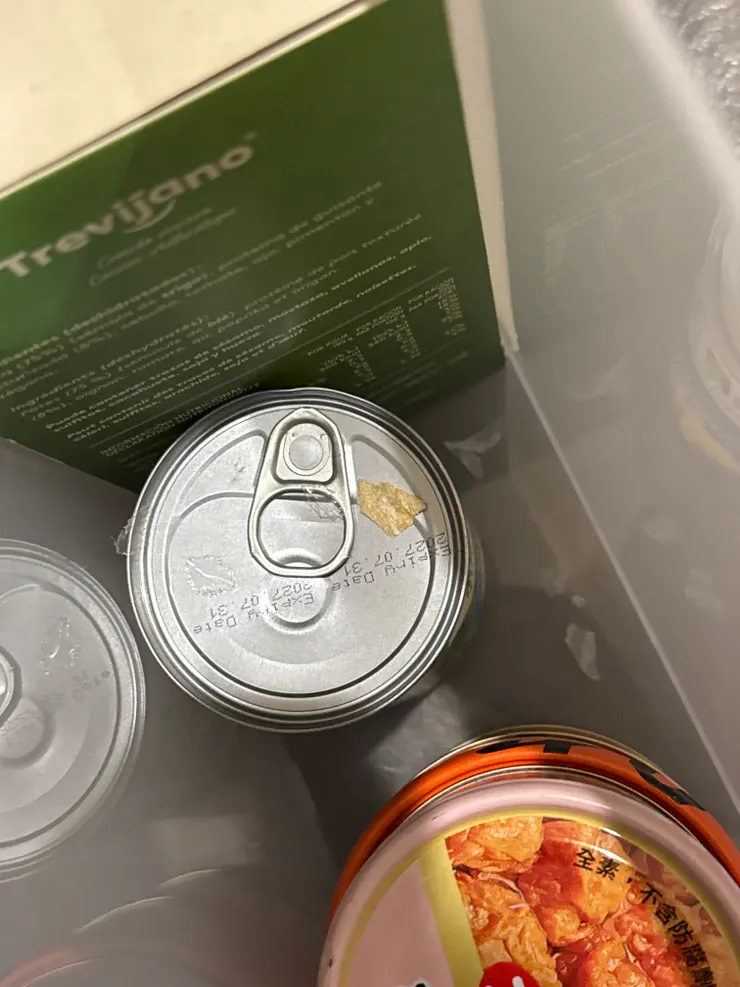 收納盒裡還有被咬下的塑膠碎片