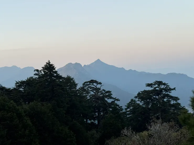 從天池山莊遙望第二天要爬的卡賀爾山與能高主峰─感覺遠不可及。