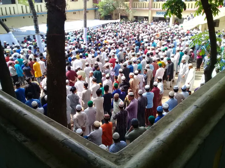 這個往生者在當地非常的有名氣，政商名流派人參加之外．．居民們也都聚集在一起