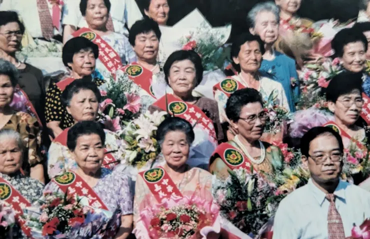 民國80年代的模範母親們，居中為筆者母親