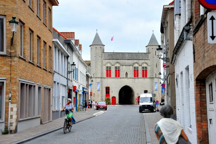 【出民宿直向東尋訪十字門與風車!十字門在望,為現存4座舊城門之一,最早的城牆建於13世紀末,此城門則建於15世紀初,跨在運河之上。】