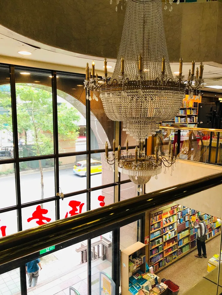喜歡這個搭乘手扶梯，由書店內往外看的角度。