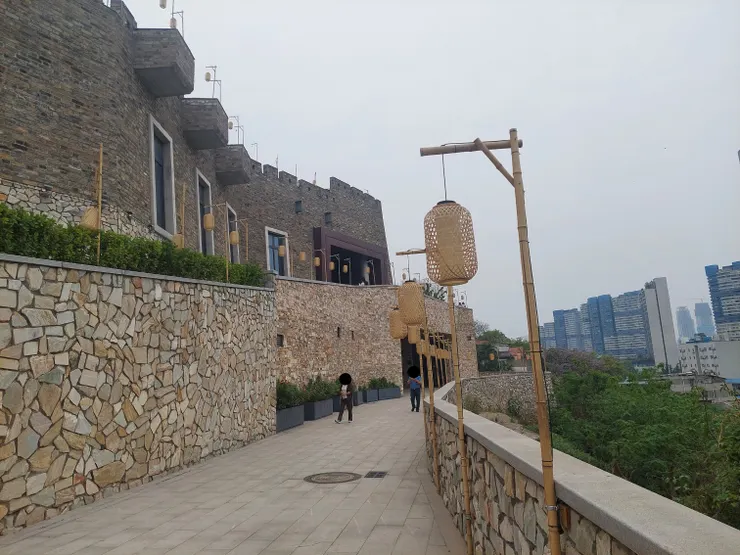 這邊是在曇華林商店街附近的武昌城牆。