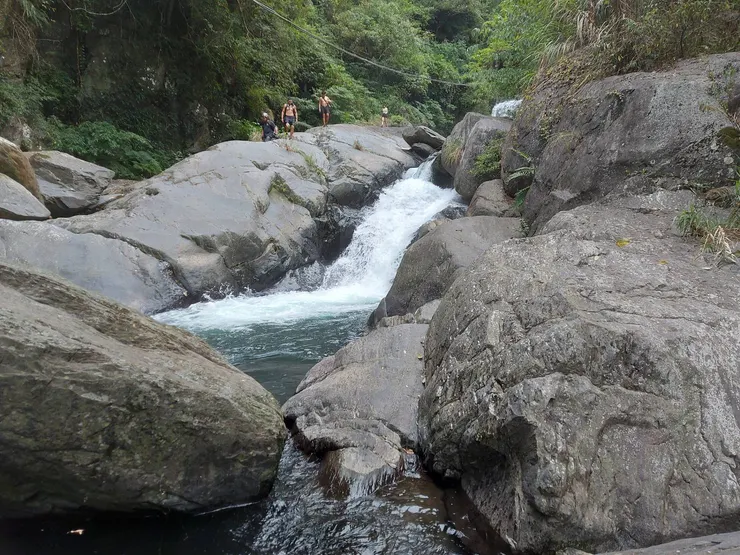 北橫路上的小秘境，可以沿著短短的下坡走到溪邊，踏踏冰涼的溪水