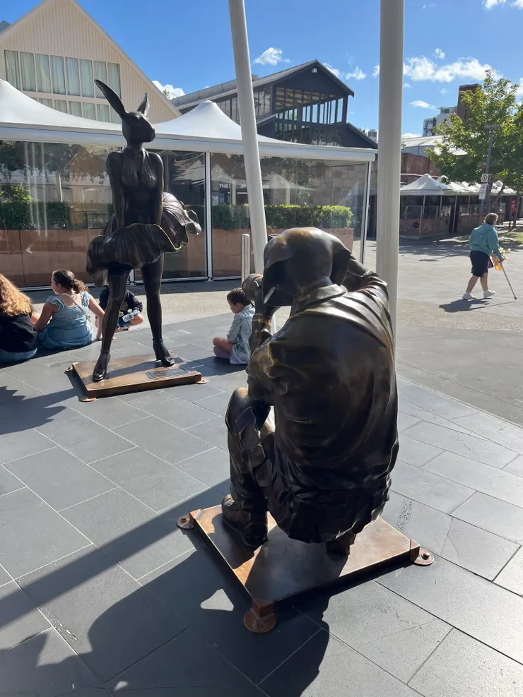 一出停車場看到的有趣雕像