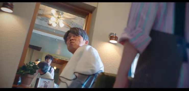 第八集姜保傑(鄭基浩)的夢境中，就曾猜想鄭警衛會殺如今的「爸爸」。( Source : Netflix。)