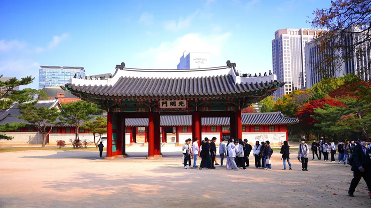 光明門，原為通往咸寧殿的正門，日據時代拆除左右廊廡，成為孤立的門殿式建築。