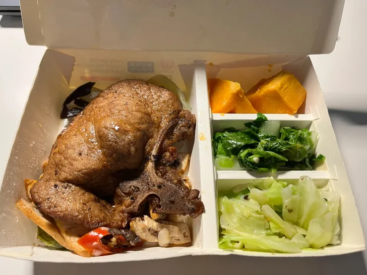 滷排骨便當無飯。