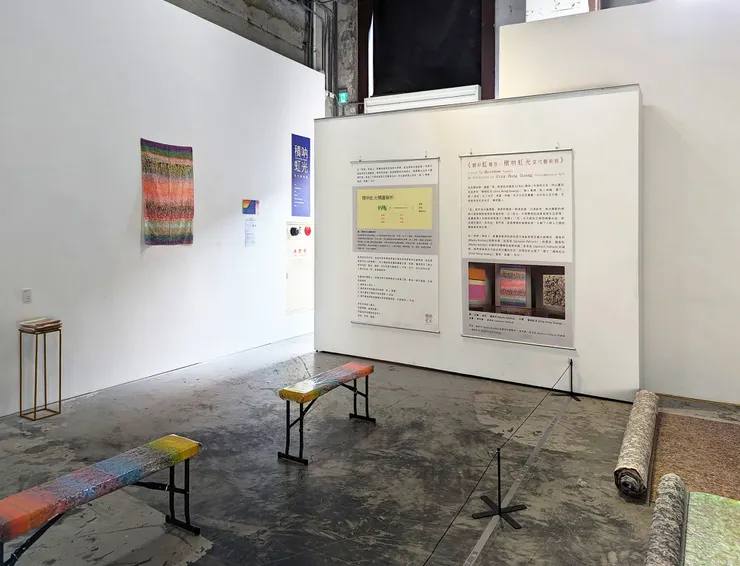 室內轉角處,提供簡介與可休憩的椅凳。