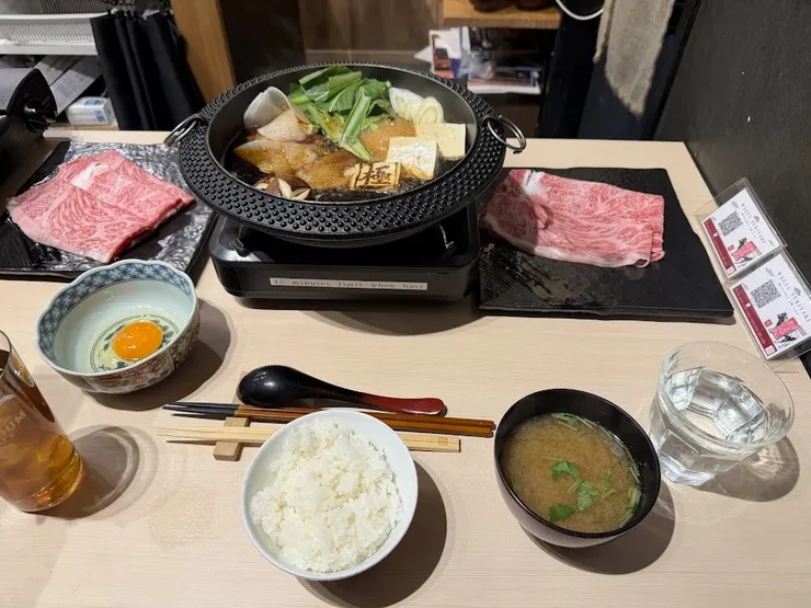 左邊肉盤是150g/右邊肉盤是100g，原本覺得量很少，但吃完居然有飽！