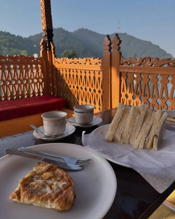 坐在船屋享用早餐