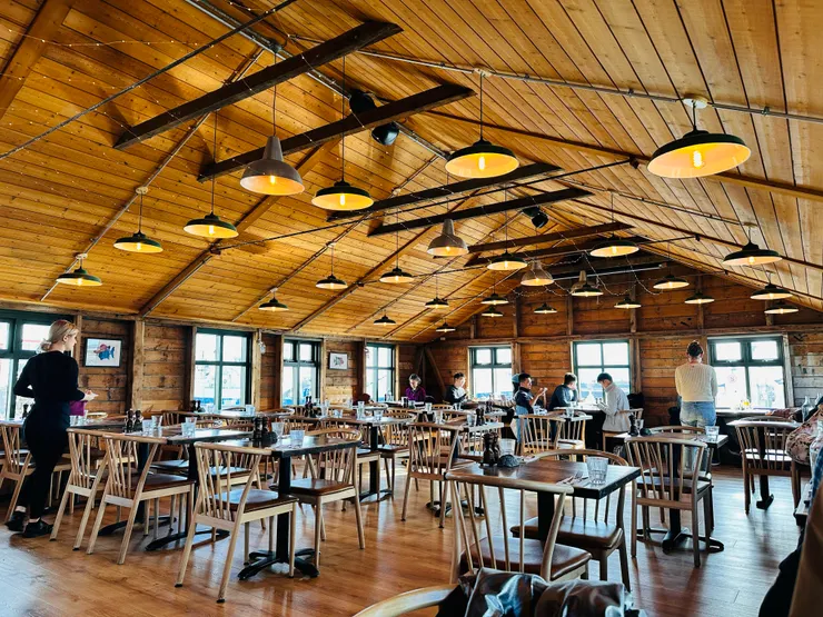 店內很免、店員也很親切。過了午餐時間來免排隊。