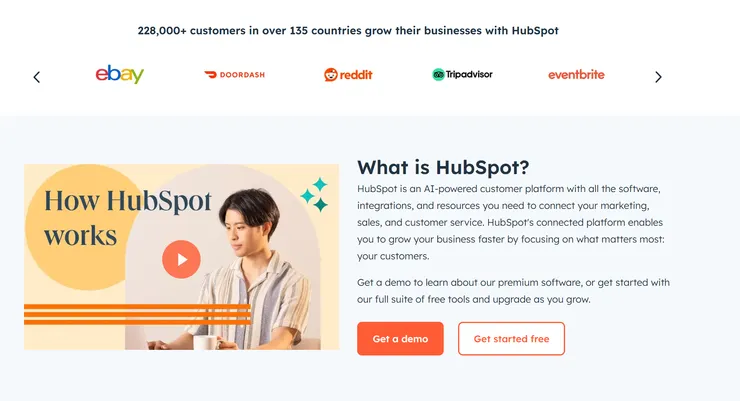 hubspot在網站中加入清晰易懂的介紹影片，不僅能夠快速讓客戶了解企業服務，在系統中也能幫助品牌抓取內容，達到更好的推送效果。圖片來源:hubspot官網https://www.hubspot.com/