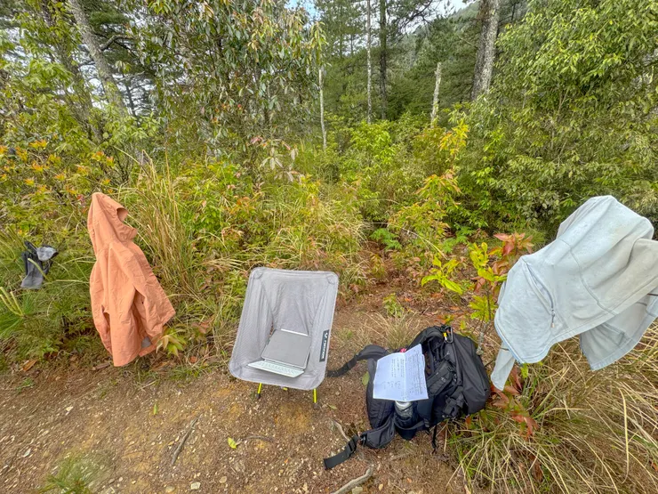 休息時寫一下韓文功課順便曬太陽