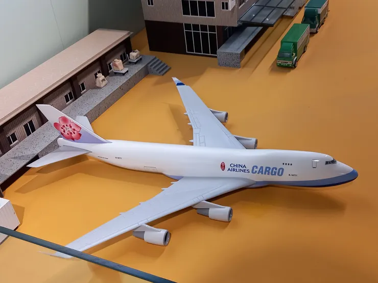 這是華航的波音B747-400F型貨機!CARGO就是貨機的英文!