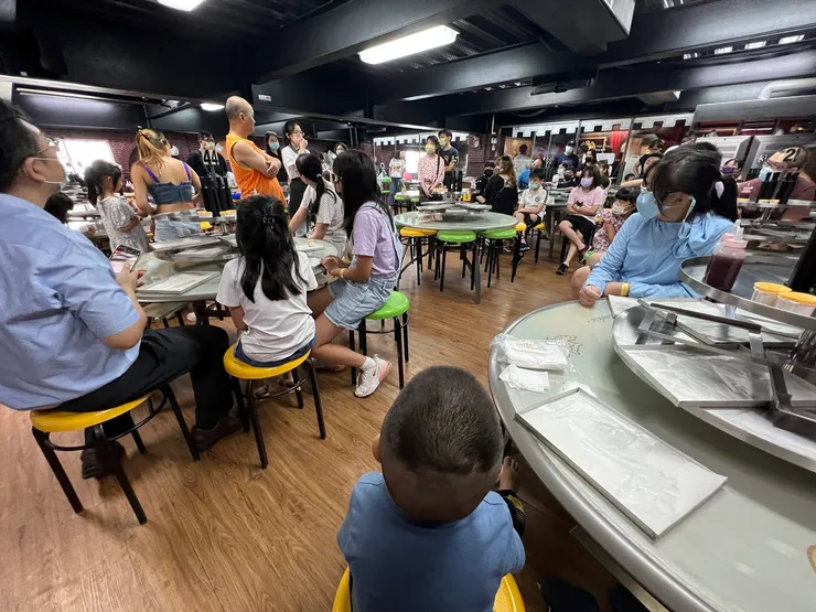 大家認真聽課中