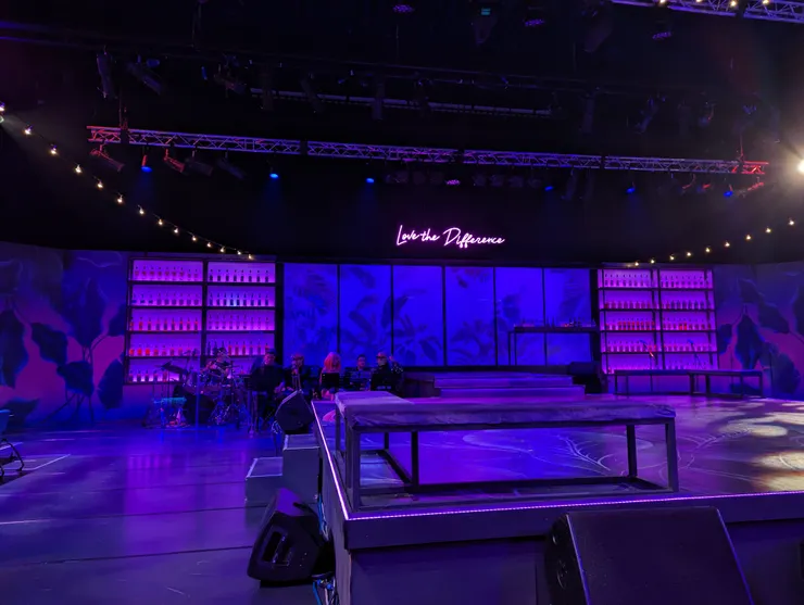 二刷坐第一排，近到不能再近，演員的汗水都看得一清二楚，覺得最好的視野會在第三排。