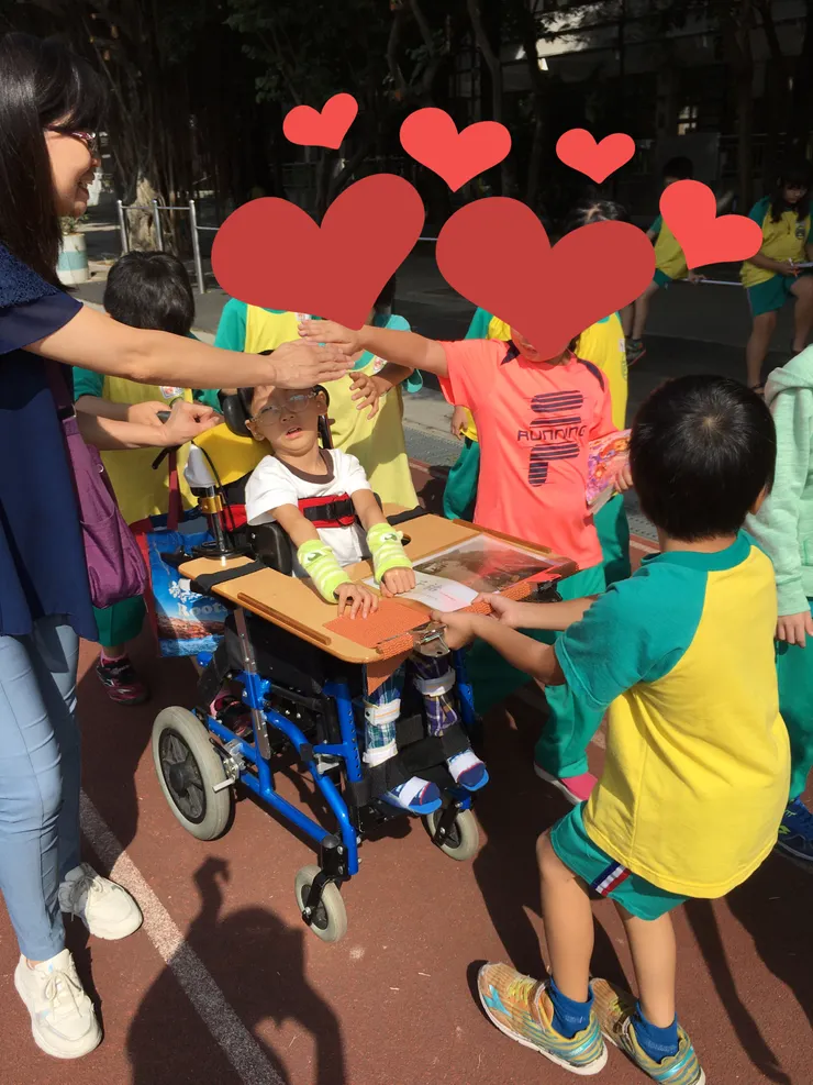 媽媽努力爭取到的第一堂入普通班融合課程，孩子們都非常喜愛祐。回去特教班的路上還幫他遮陽光。