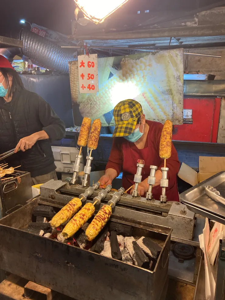 淡水沙崙夜市烤玉米，跟台北夜市比起來真便宜