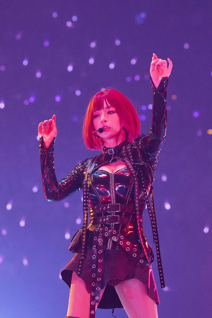 緊身黑皮衣搭配紅色短髮，性感中帶點帥氣