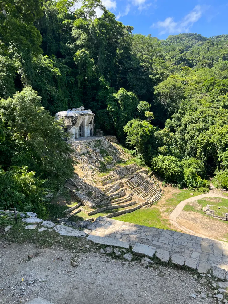 陷在林中的十字神殿，還是比較喜歡叢林與遺跡的結合