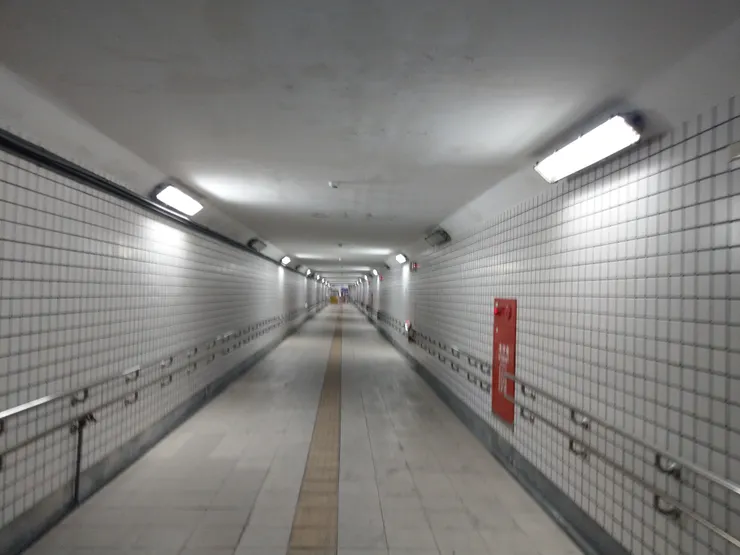 須穿越長長的地下道才會抵達月台及購票處。