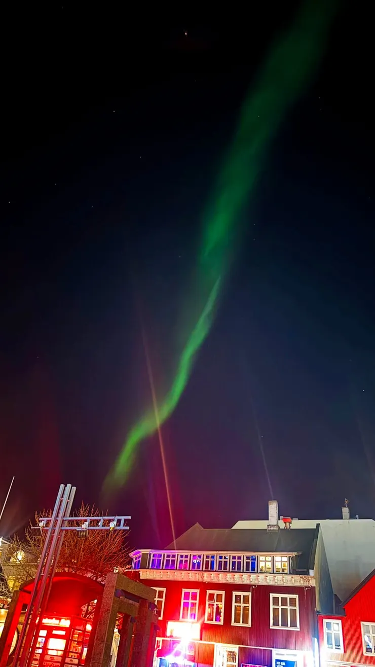 回到飯店窗外捕捉到的極光