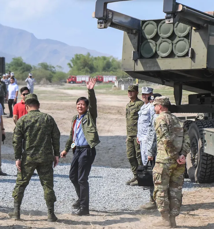 小馬可仕與美軍新部署的、在烏克蘭戰爭中大放異彩的「海馬斯」多管火箭的合影