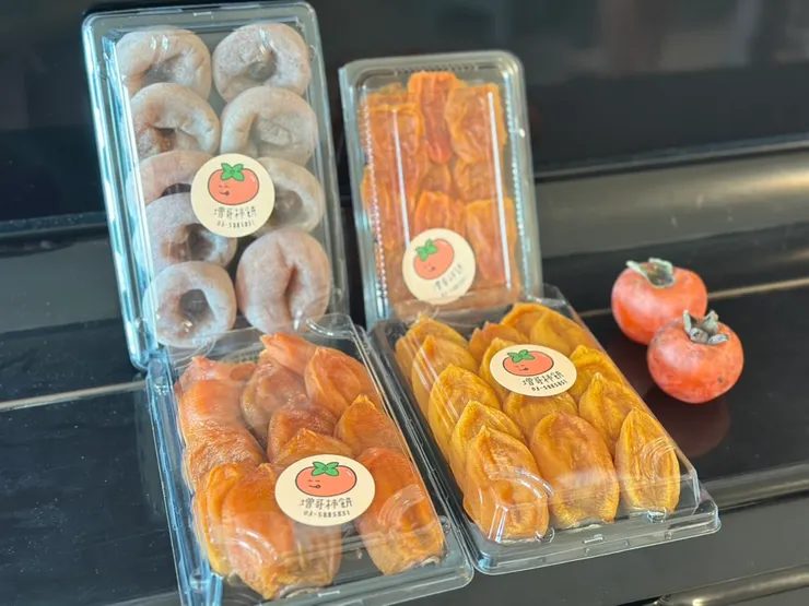 今年新鮮的柿餅顏色就是漂亮，而且一咬下去還會爆漿（後排為是霜降柿餅與阿嬤紅柿乾）